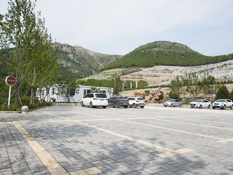 官山陵园停车场