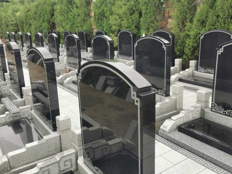 传统立碑是最接近古代墓碑式样的现代碑型,也是济南墓地中样式