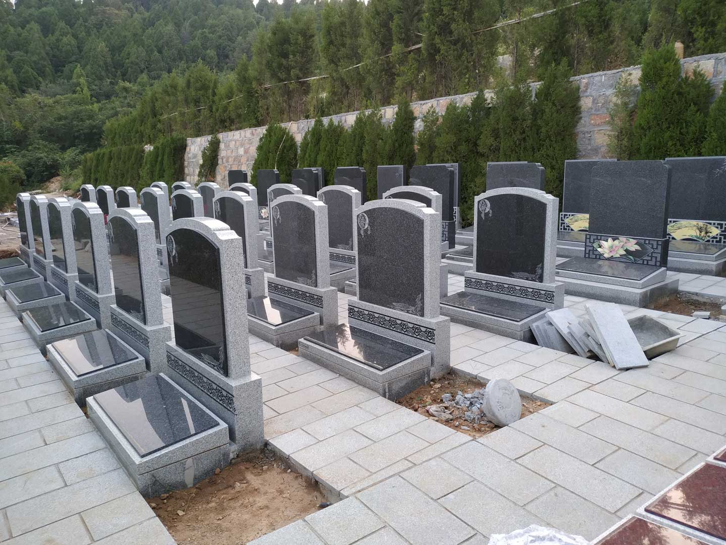 强化对经营性公用墓地的监管