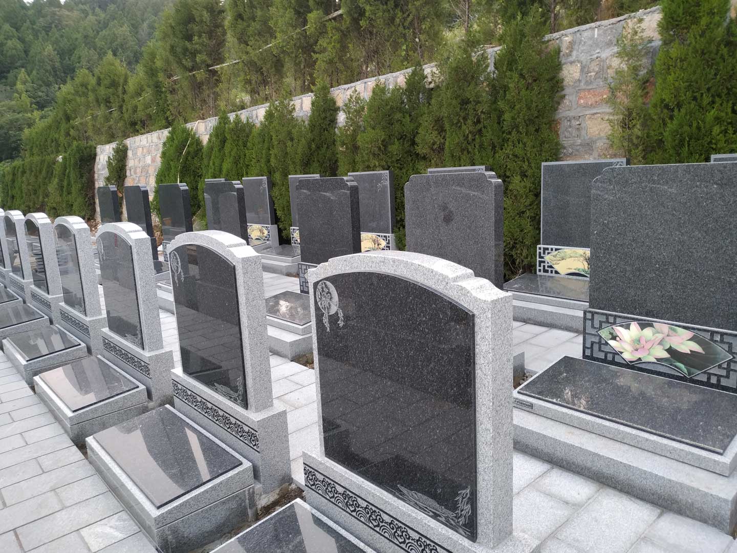 加大对公用墓地建设的过程管理