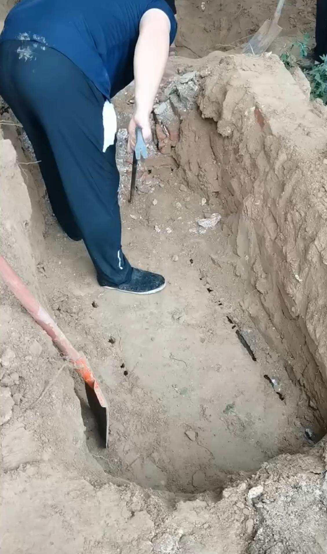 迁坟挖掘现场
