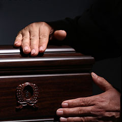 在老人的棺材里,放什么随葬品