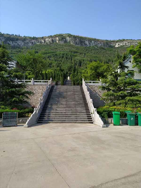 九顶山陵园环境