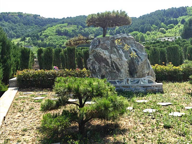 双峰山陵园绝佳的自然环境,山水环抱的世外桃源 双峰山陵园绝佳的自然环境,山水环抱的世外桃源