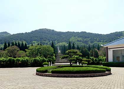 双峰山陵园：城市近郊的自然福地