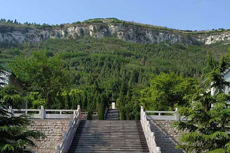 九顶山陵园环境