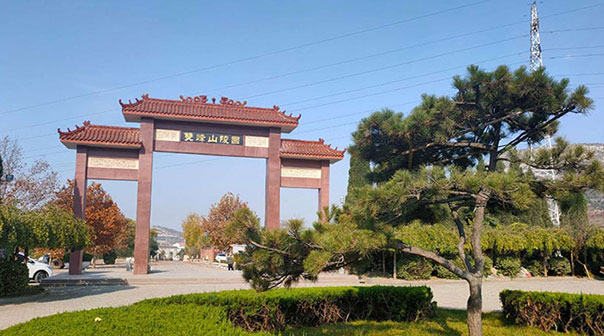 济南双峰山陵园环境实拍 济南双峰山陵园环境实拍